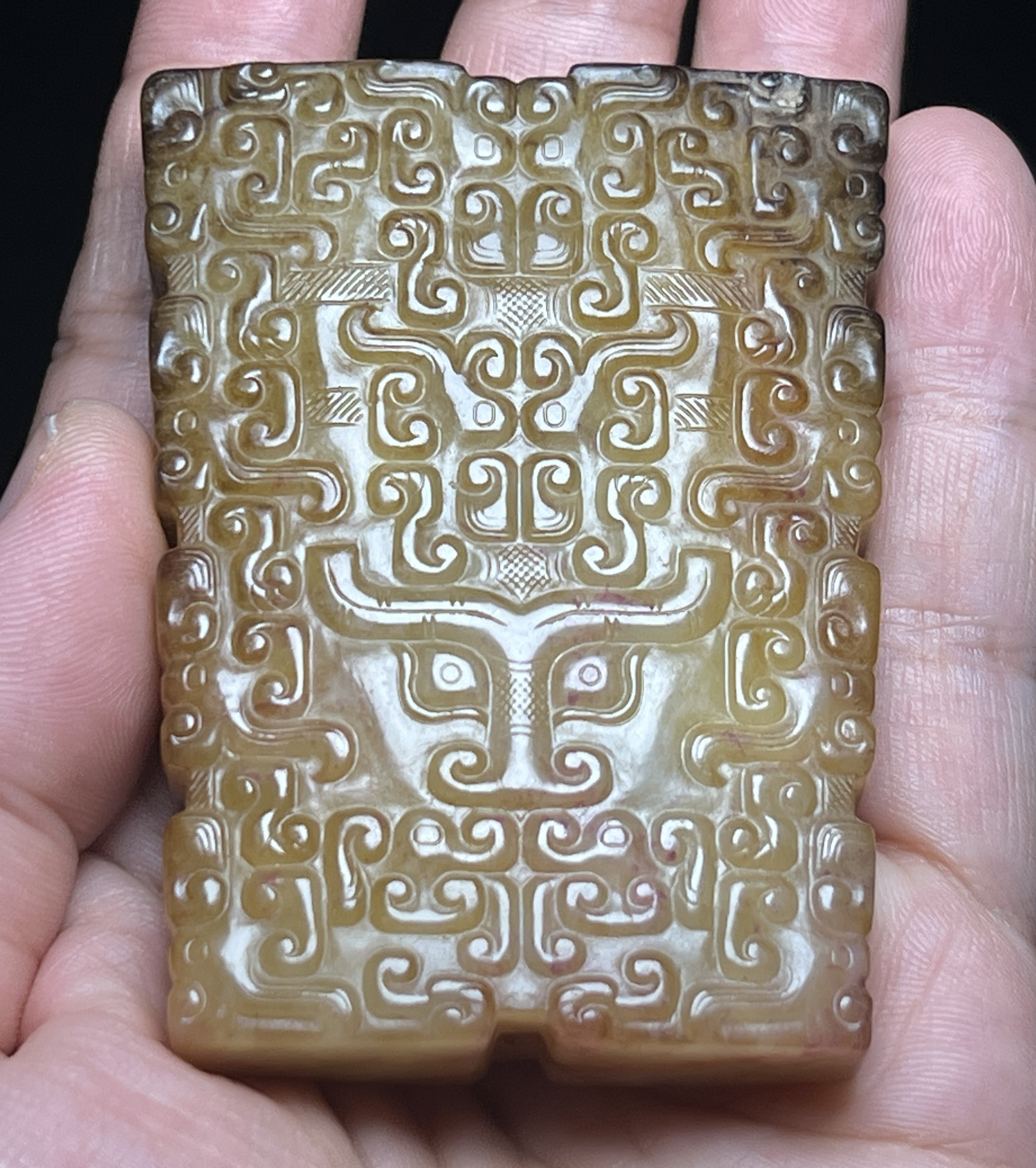 和田玉 满工饕餮龙纹玉佩 通天孔 长6.7厘米，厚1.3厘米。