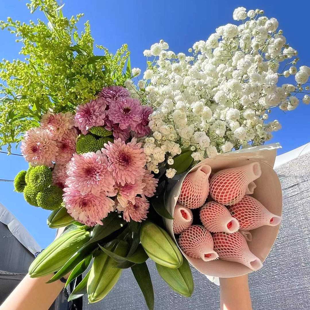 8玫瑰10枝+小雏菊5枝+满天星（2-3枝）+配草随机色云南鲜