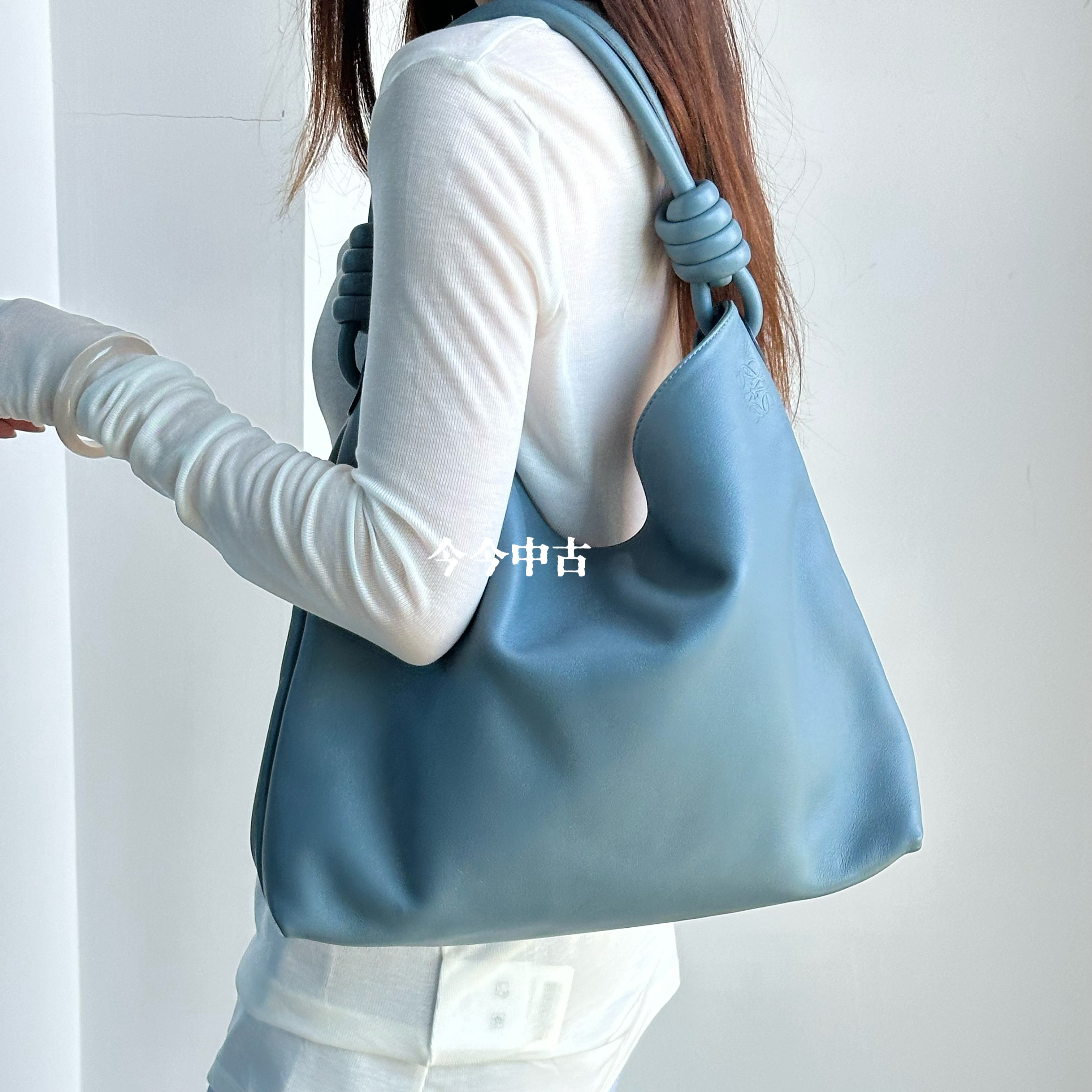 95新 LOEWE/罗意威 雾霾蓝绳结福袋腋下包