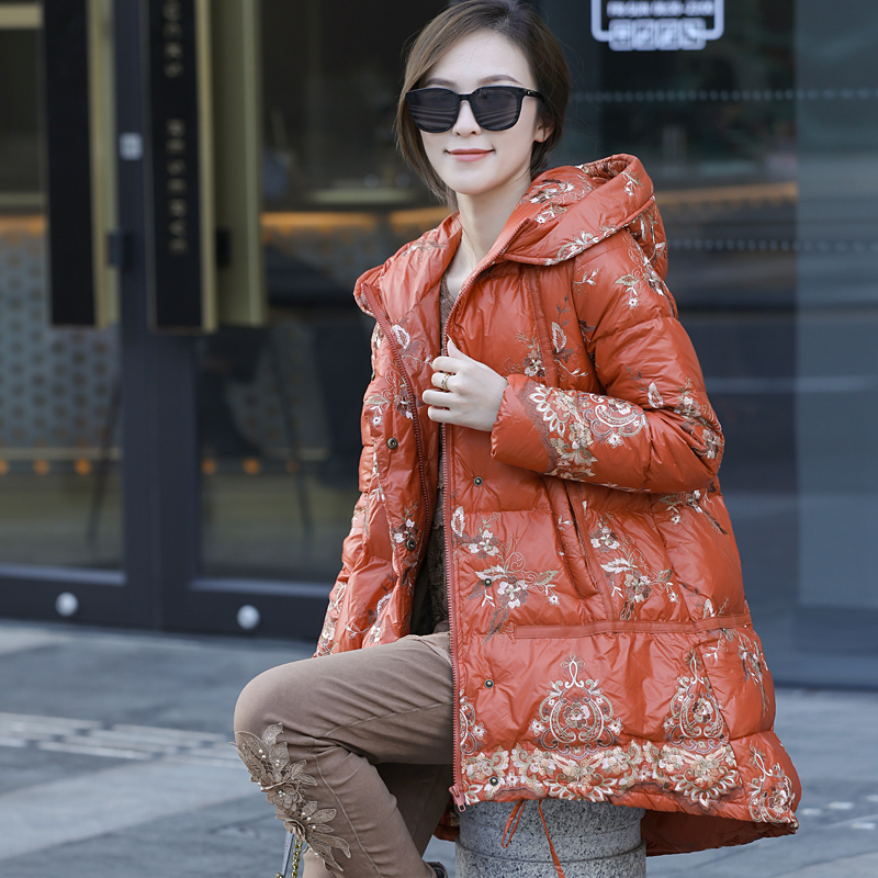 拜占庭的森林冬装新款小个子洋气时尚宽松刺绣中长款白鸭绒羽绒服