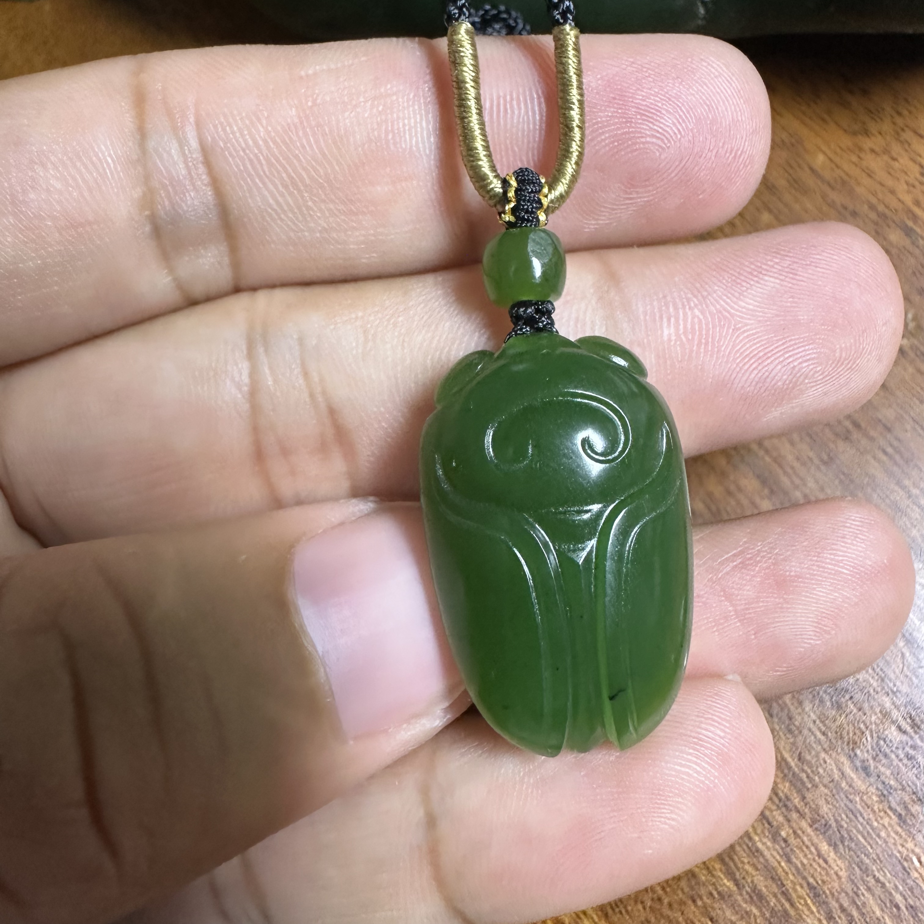 集色堂新疆和田玉碧玉籽料菠菜绿顶珠带皮苏工一鸣惊人8g