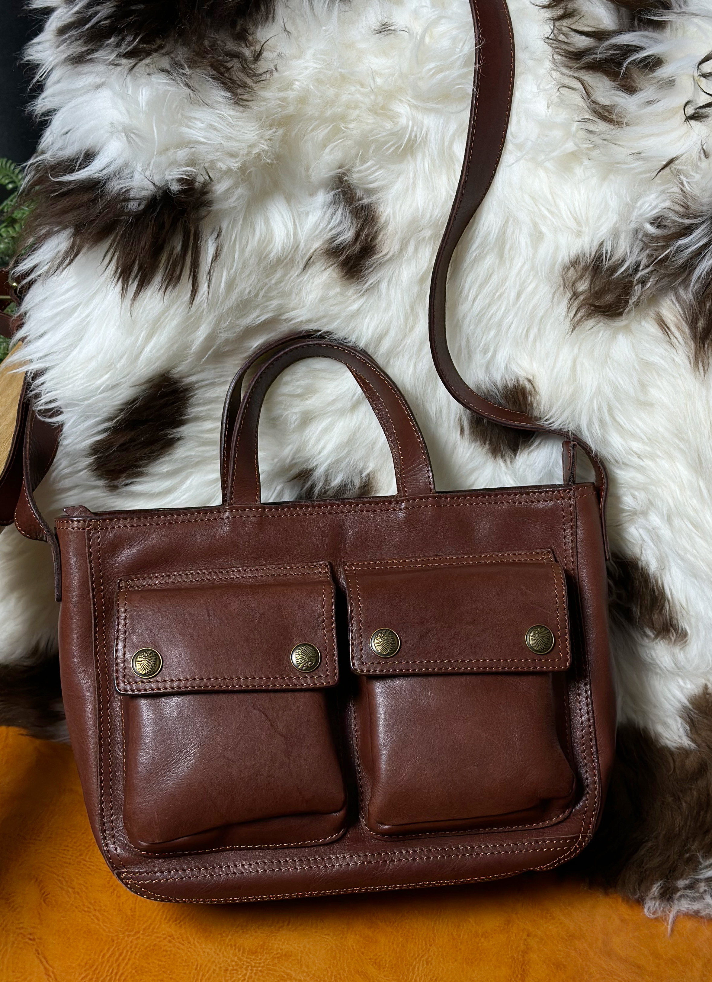 也牛.头层植鞣洗水牛皮休闲复古百搭时尚多口袋手提斜挎包