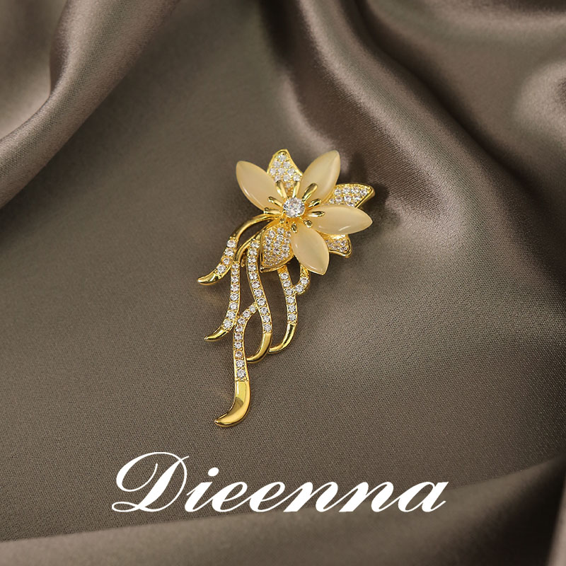铜锆石胸针 镀K金轻奢高档女胸花别针西装飞花胸针时尚金色精致