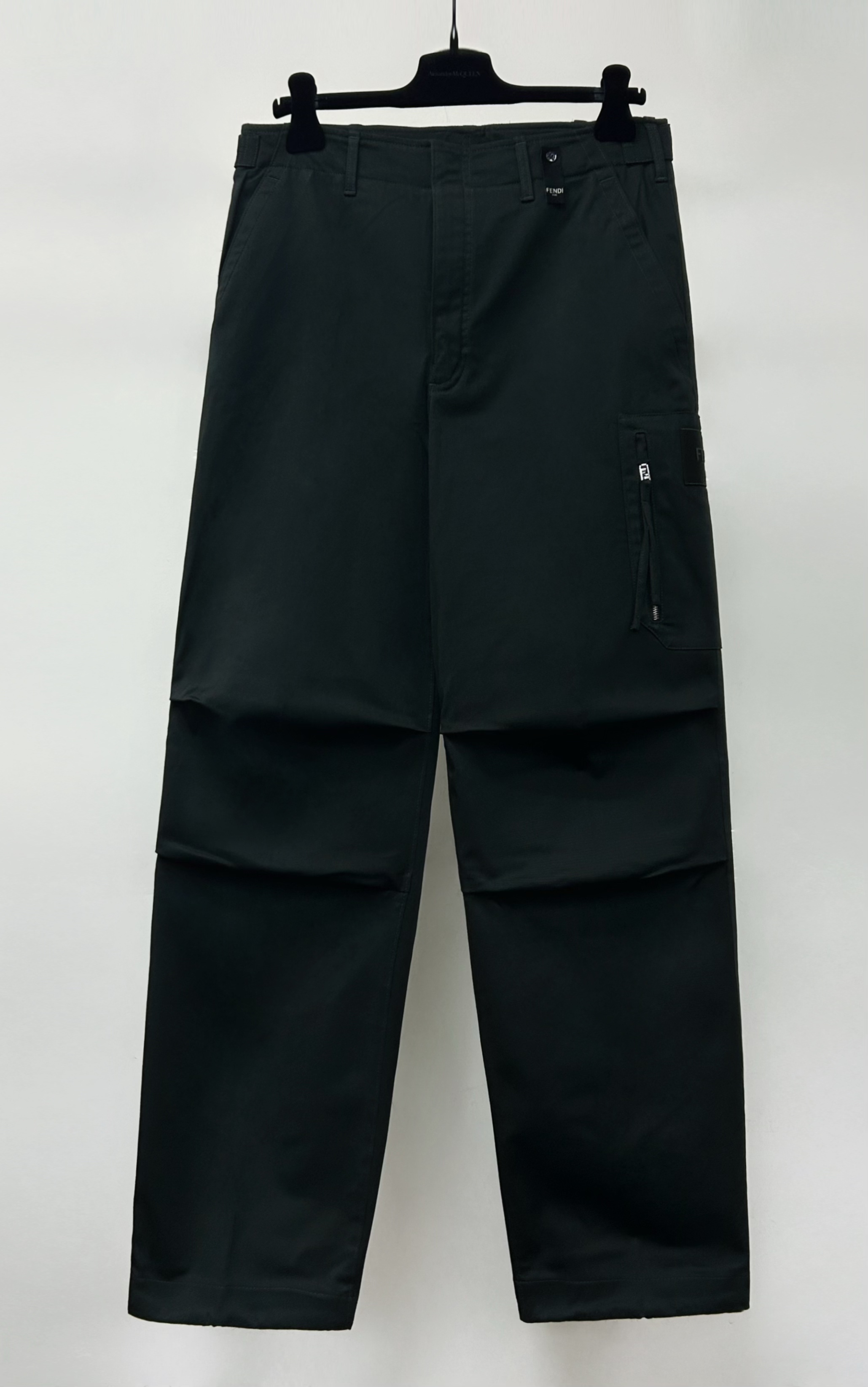 全新未使用 FENDI/芬迪 FW24 纯色徽标褶饰插袋休闲裤男款 FB0960