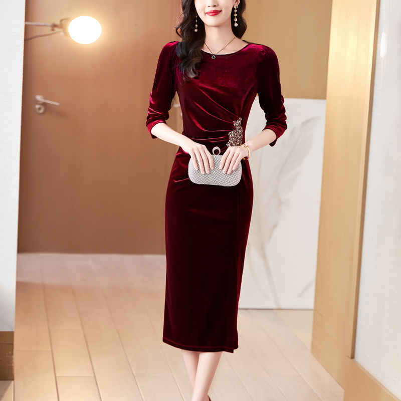 酒红色金丝绒连衣裙女2025秋冬新款中长款包臀裙气质长袖妈妈礼服