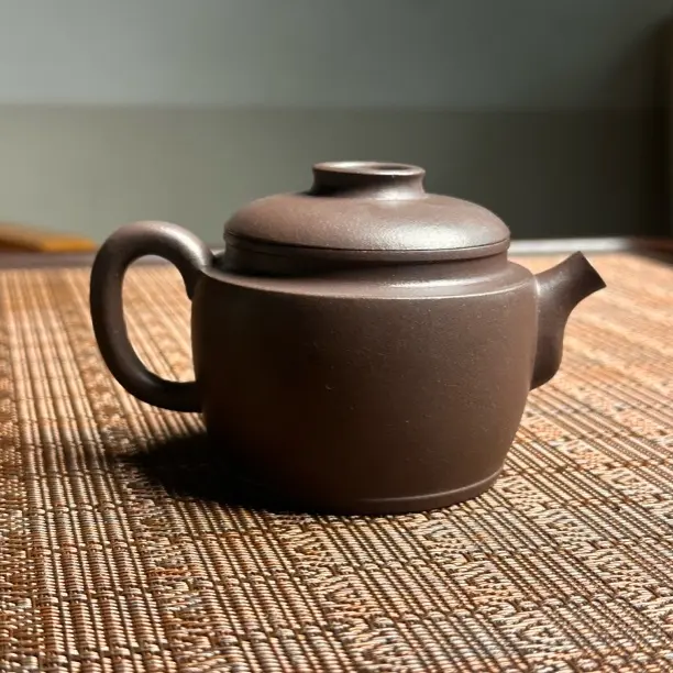 民间艺人杨维姣老师，素月钟紫砂壶。