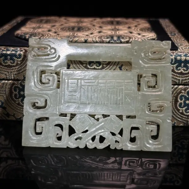 和田玉 福利永昌牌吊坠长7.7cm宽5.83cm厚0.41cm