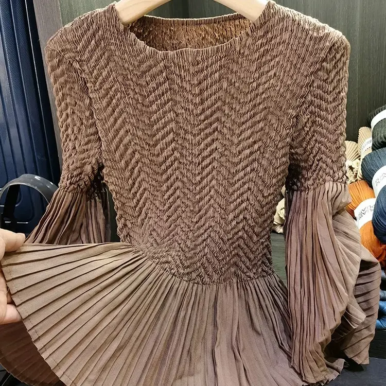 新款褶皱刺绣喇叭袖T恤搭配阔腿裤秋季透气舒适上衣