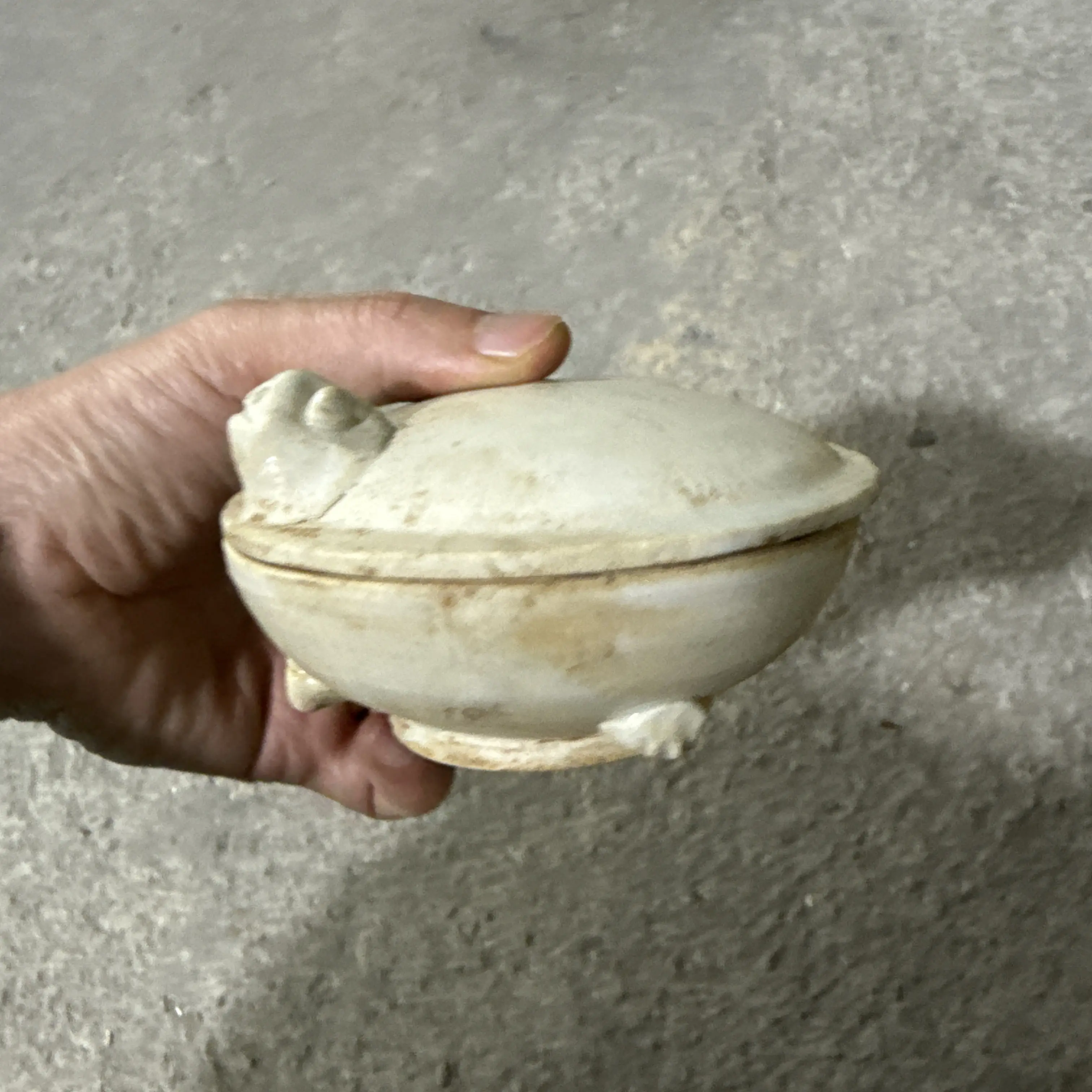 西藏仁布县特色玉石盖子