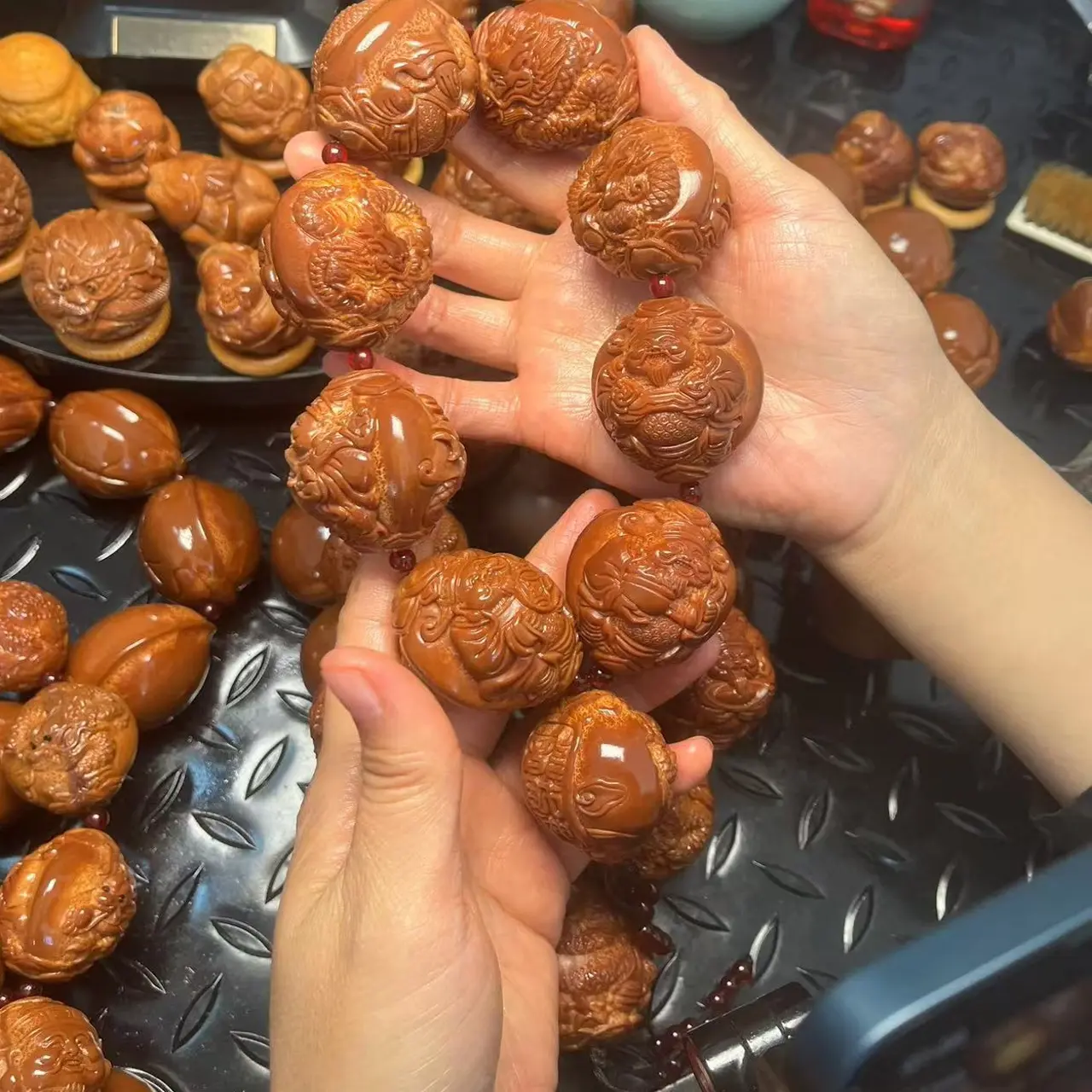 手工九龙财神橄榄核雕大手持文玩盘玩好物
