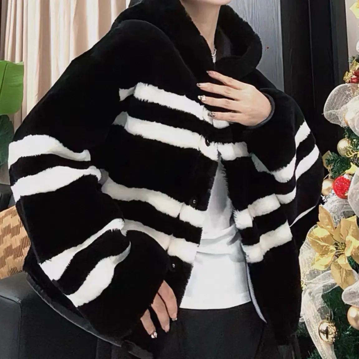 冬季新款女士外套绵羊皮皮毛一体连帽短款保暖长袖拼色设计潮款