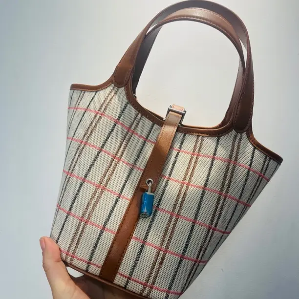 棕色轻奢时尚女士手提单肩斜挎包