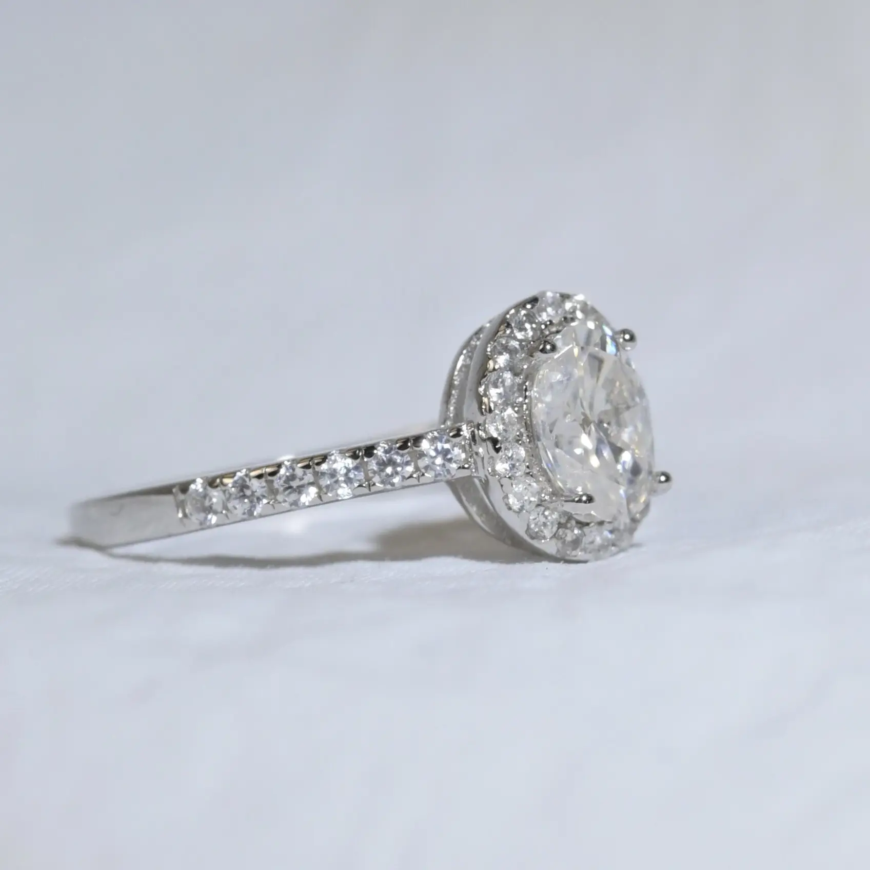 925银莫桑石戒指 ZHUOBAO｜皓月银镶莫桑钻满钻戒指爆闪椭圆鸽子蛋