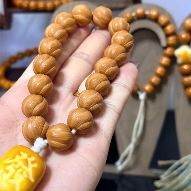 精工雕刻猴头卷卷酥手持带象牙果发财