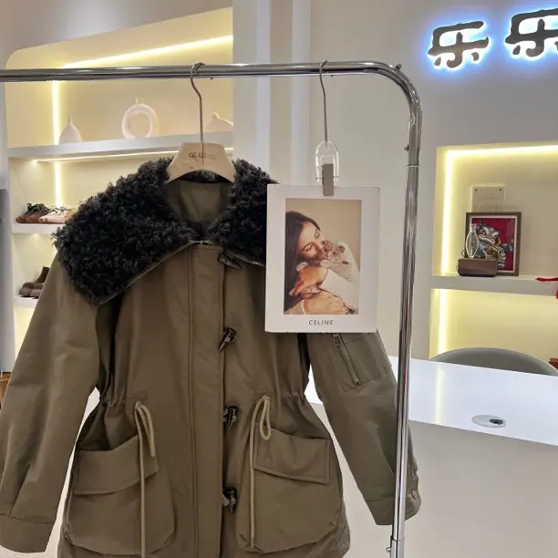 乐乐小铺-韩版牛角扣拼接毛茸茸翻领加厚外套