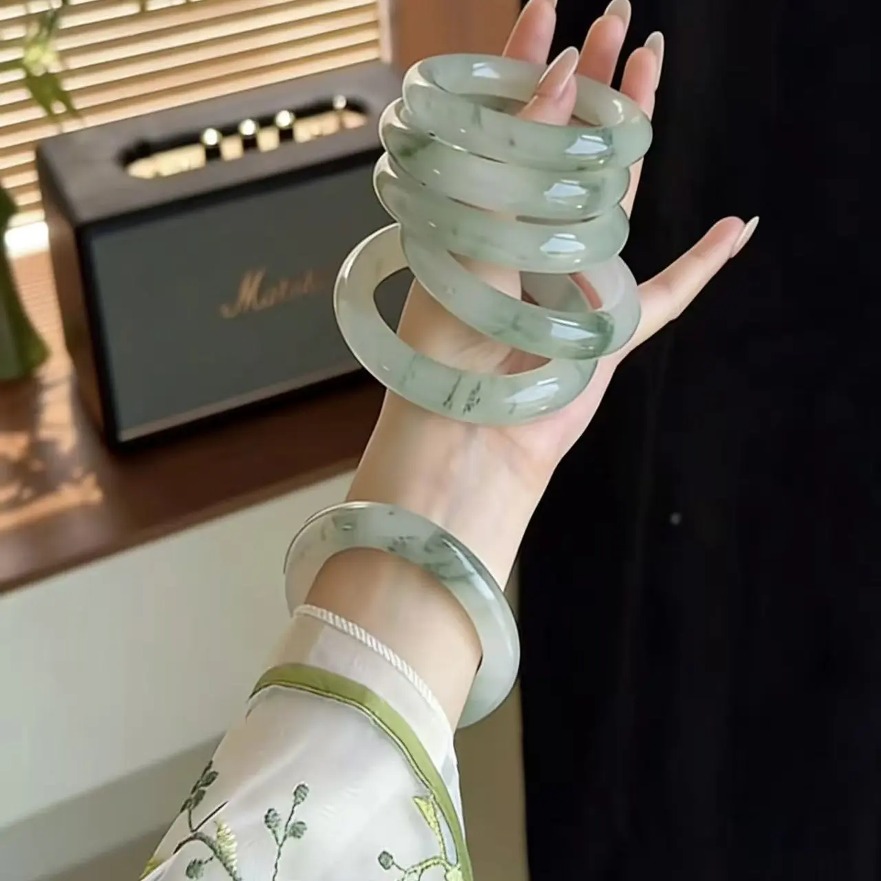  新疆玉石天山翠灵动飘花毕业款手镯（多样性发货）冰透(拍一发一）