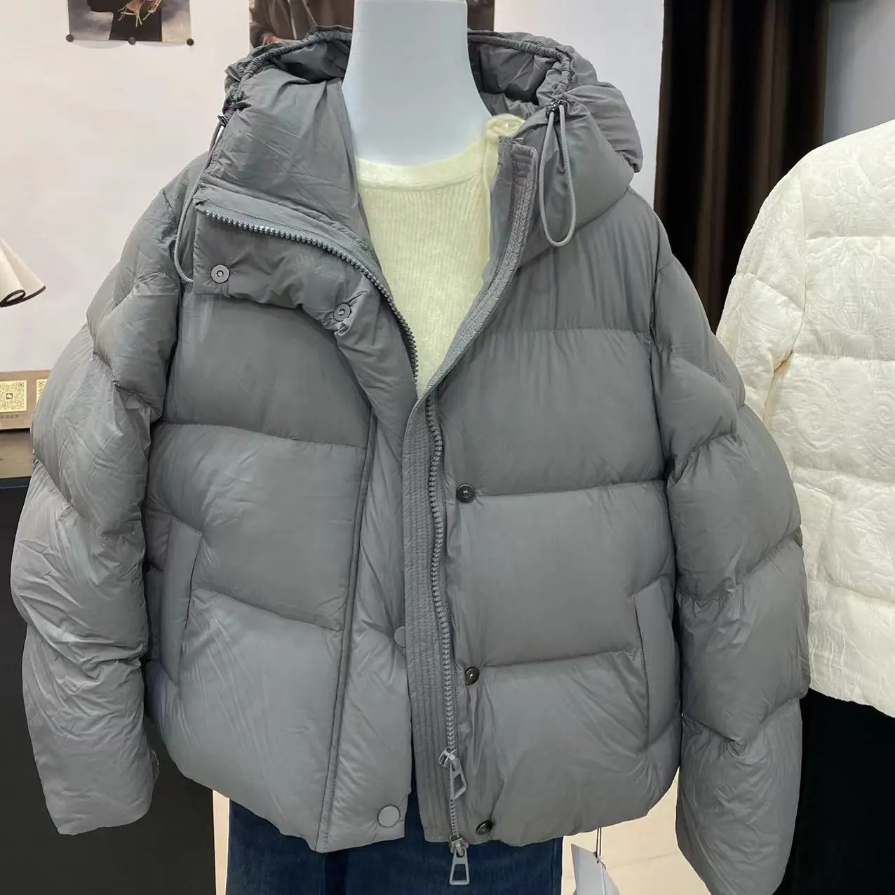 白鸭绒短款连帽加厚保暖女生冬季宽松简约