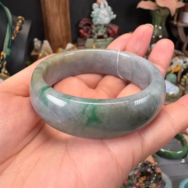 天然A货缅甸翡翠52圈冰种飘绿宽边手镯52.1*13*8.1mm
