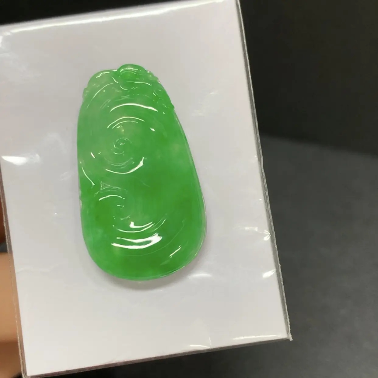 天然A货缅甸翡翠冰种起光阳绿如意吊坠精美大气