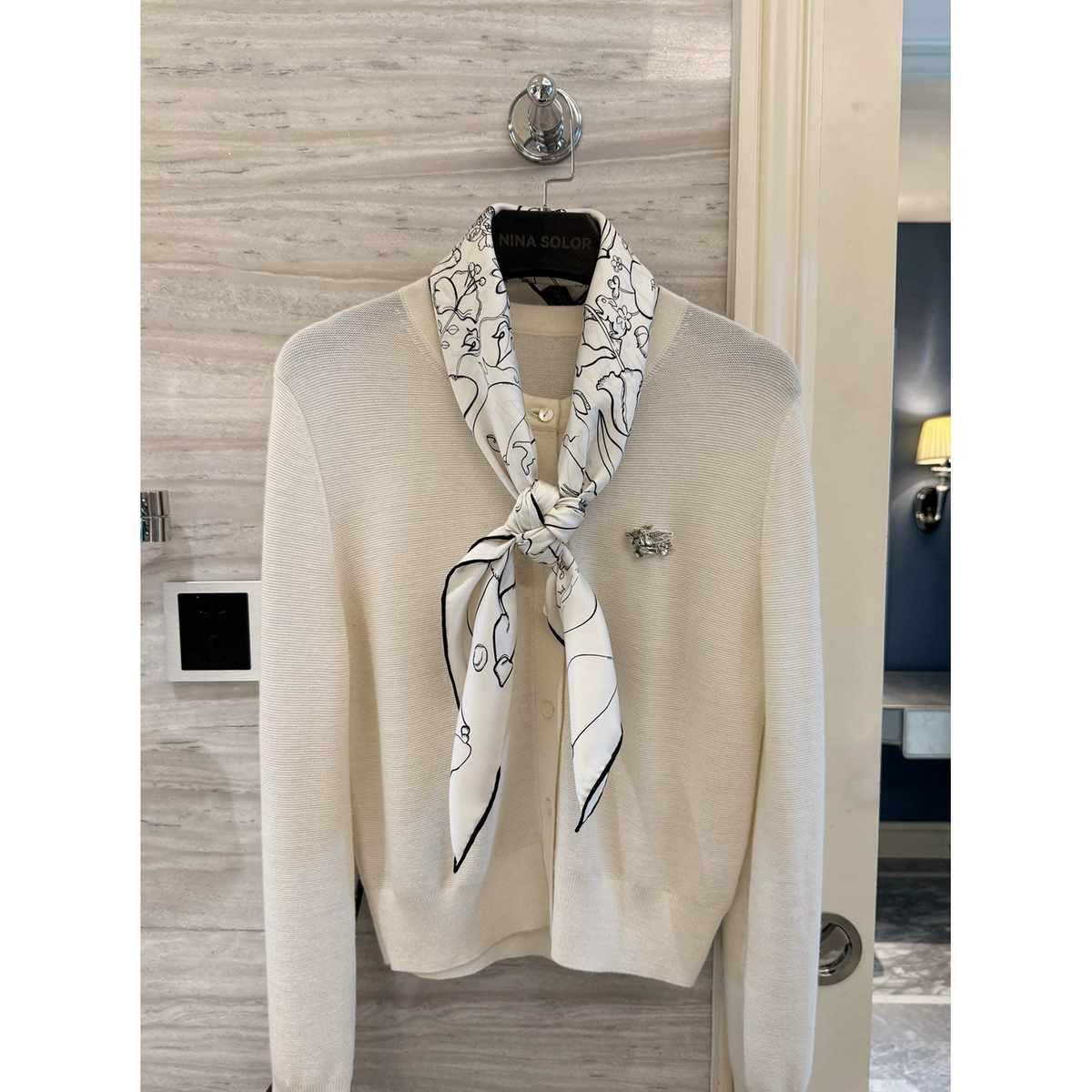 NINASOLOR高端秋冬一千零一只兔子斜纹大方巾白色围巾披肩外搭