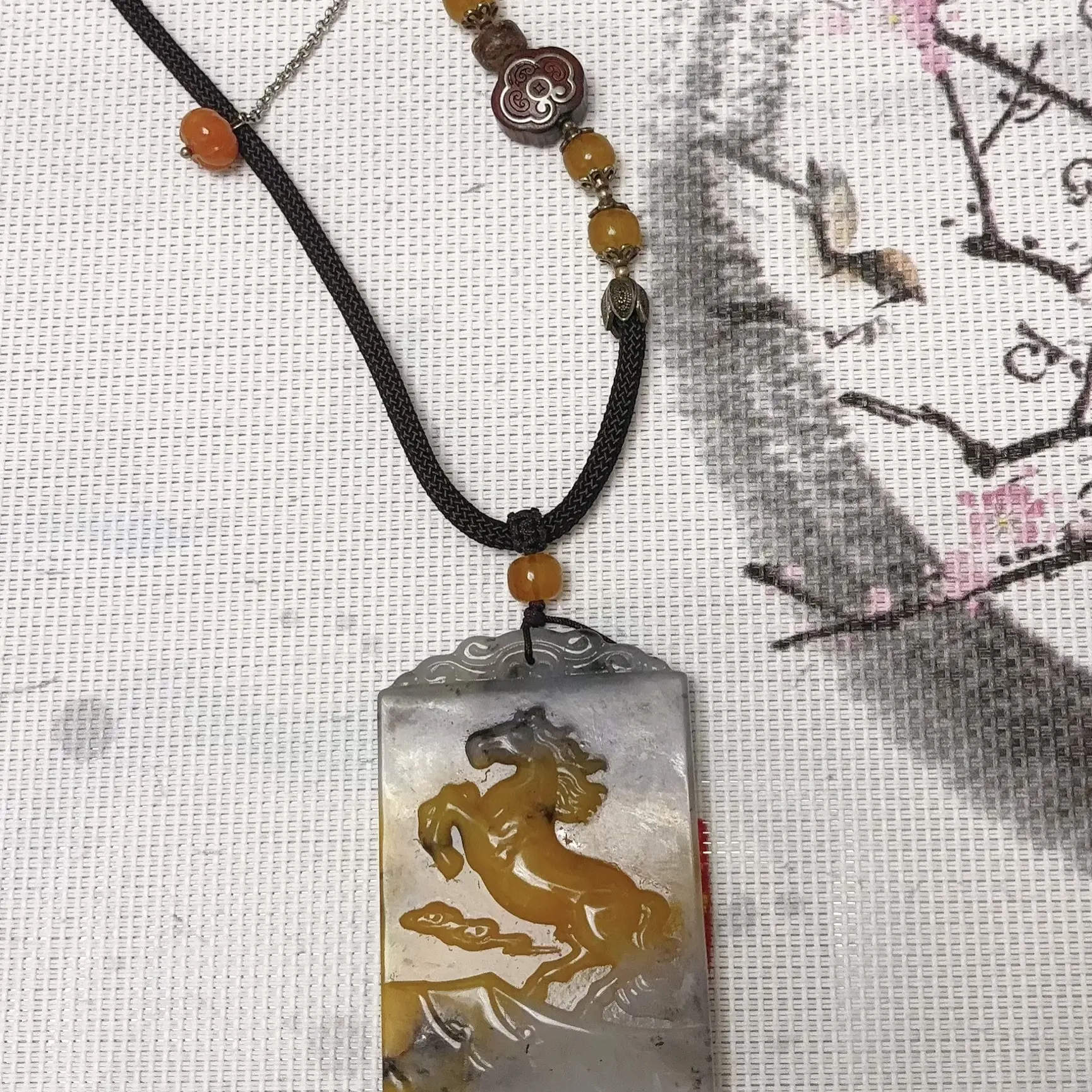 手工雕刻黄沁多色俏色生肖马到成功玉牌