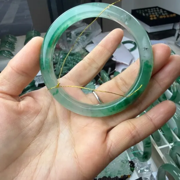 飘花非洲翠女士手镯天然石英质玉