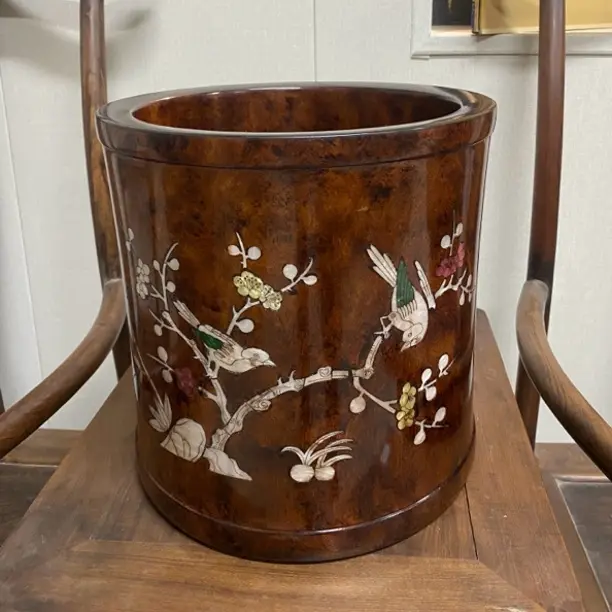 老油梨镶嵌精美独特笔筒彰显古典韵味