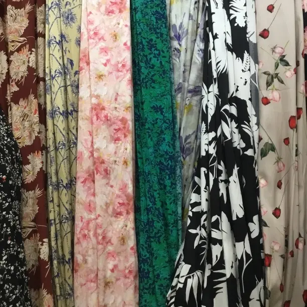 多种款式真丝桑蚕丝碎花色高端服装面料