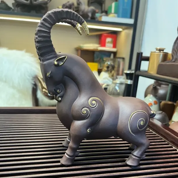 紫砂雕塑 领头羊描金款