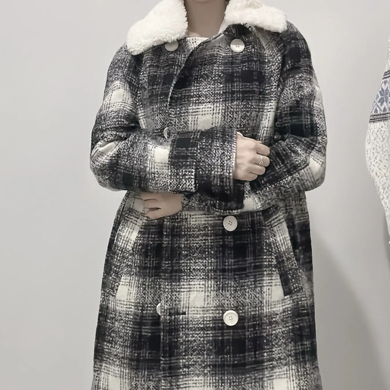 复古感格纹牛角扣长款毛呢大衣女冬季加绒保暖翻领外套