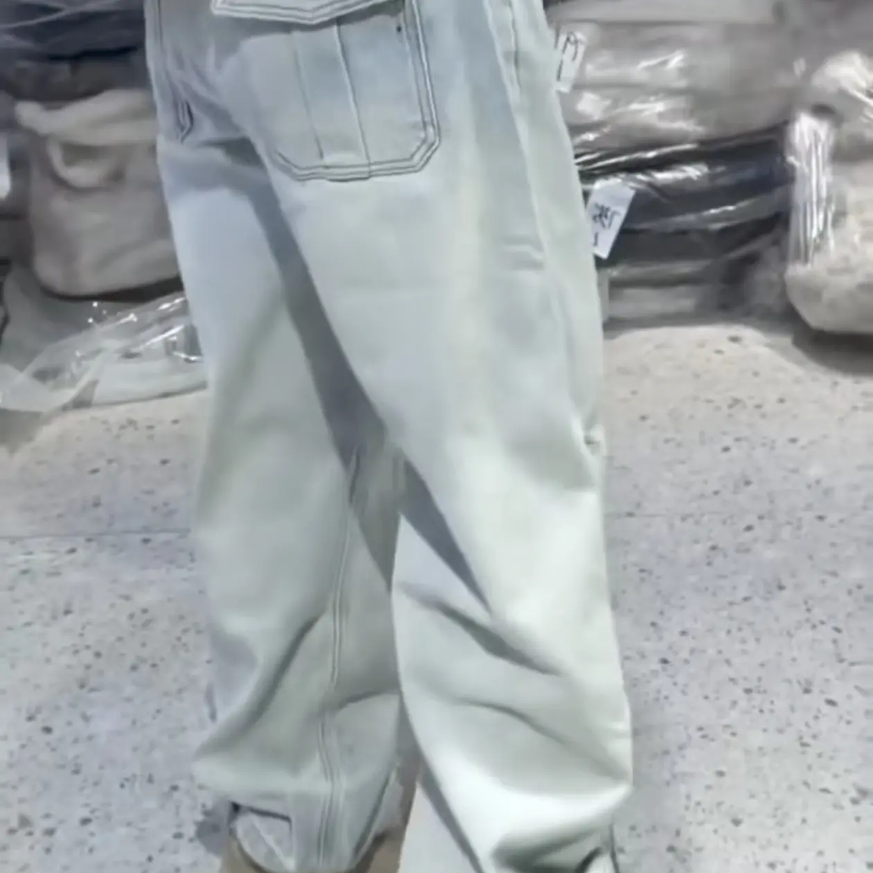 冬季新款中腰显瘦微阔捏褶水洗白弯刀牛仔裤