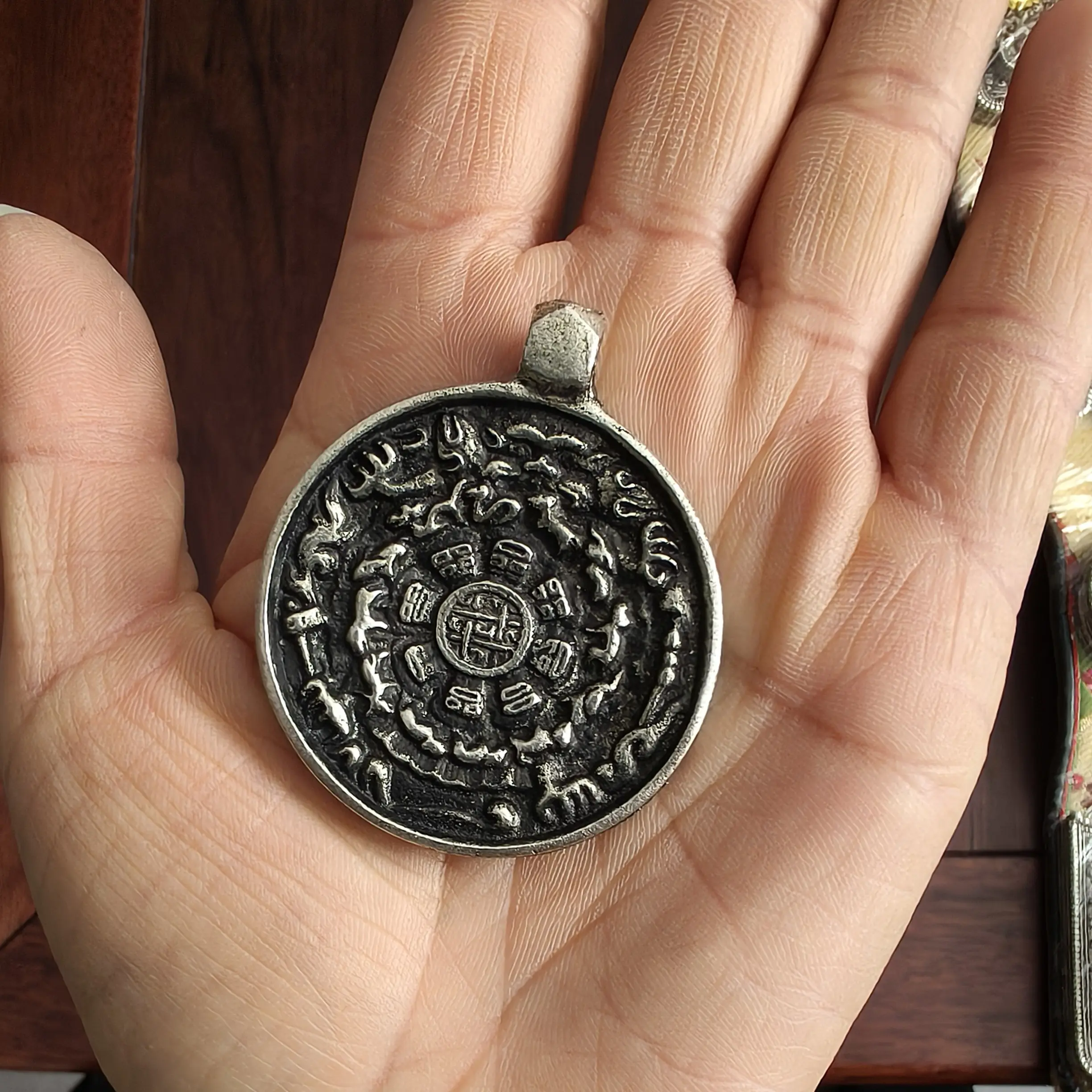 藏式白铜镀银八卦九宫格挂件