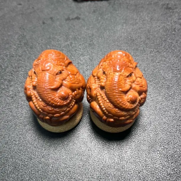 橄榄核雕刻象神吉祥如意手把件