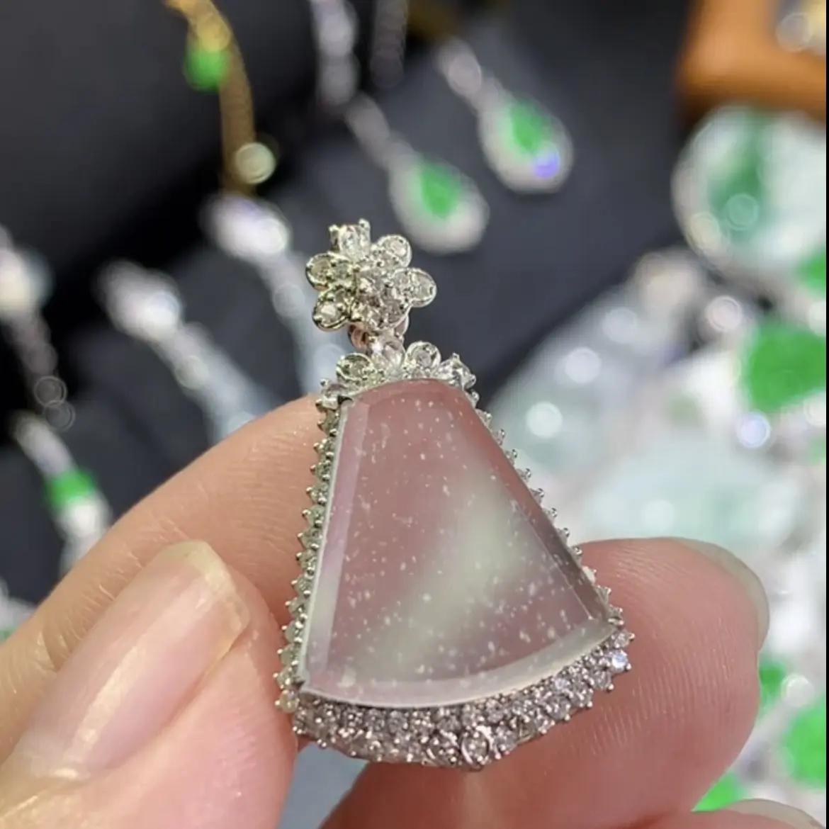 18k金镶嵌翡翠无事牌