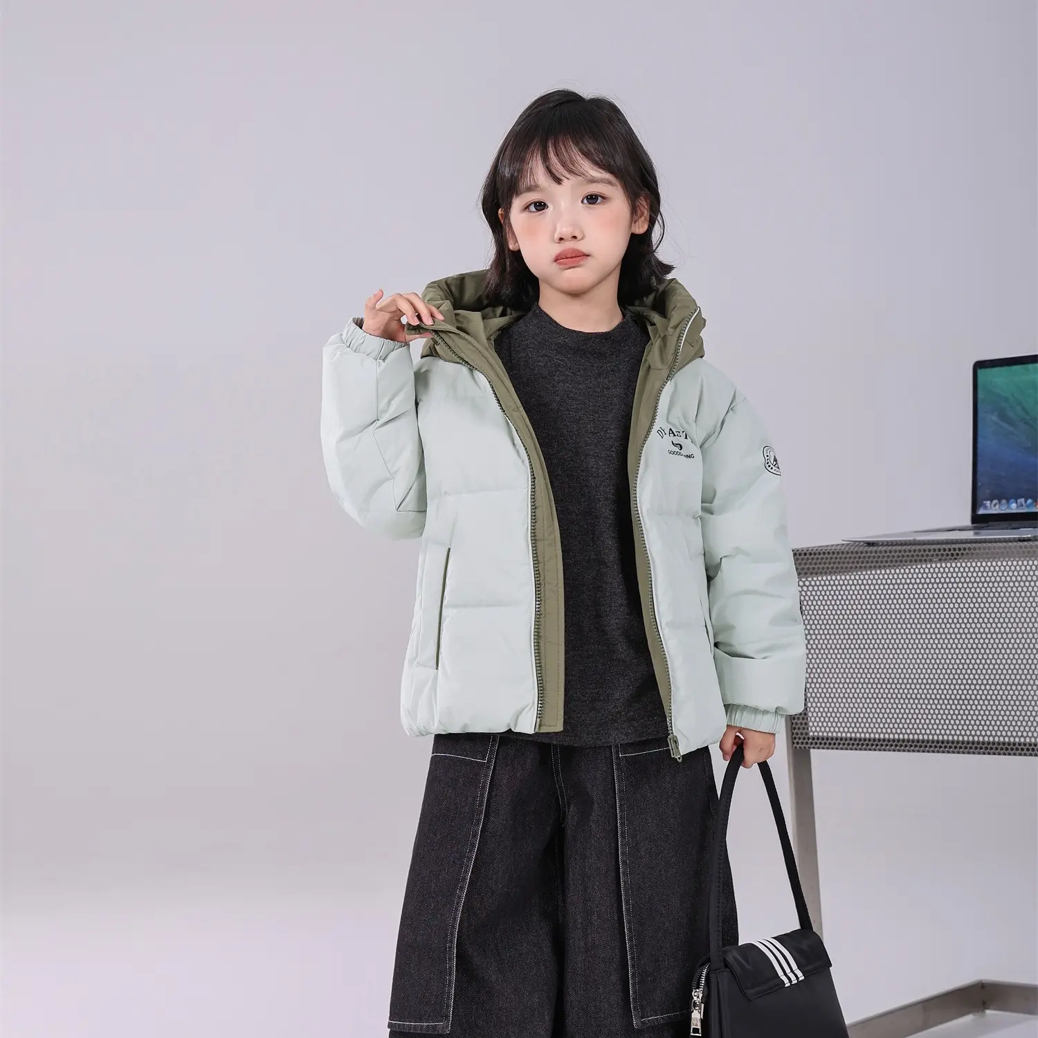 90鸭鸭哟～运动风男女童冬季连帽保暖拼色