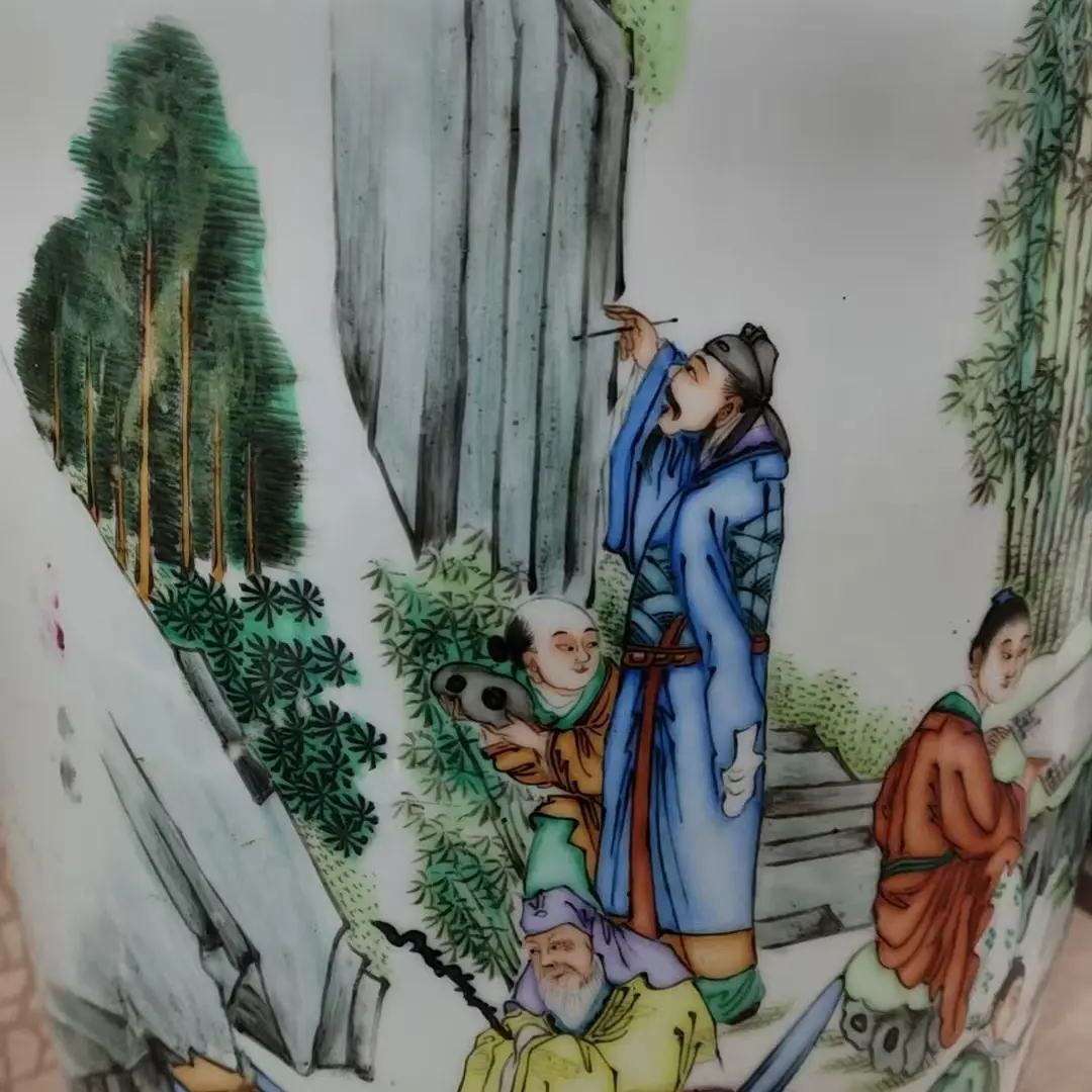 凤栖牡丹粉彩赏瓶洪宪年制款