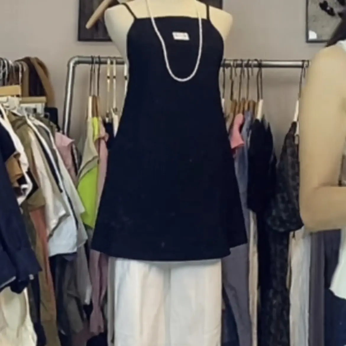 韩版小个子法式气质显瘦丝绒交叠领收腰吊带连衣裙设计感十足