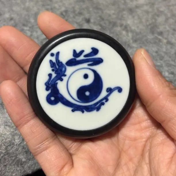 青花道字瓷片挂件