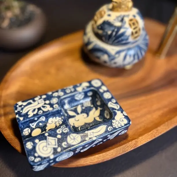 幽蓝溪堂 仿元青花二号釉玉兔杂宝雪茄缸