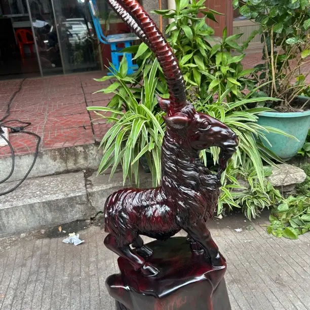 老挝大红酸枝红木精品摆件领头羊