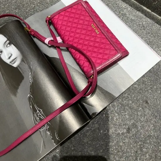 95新 Prada/普拉达 玫红金长款斜挎女包