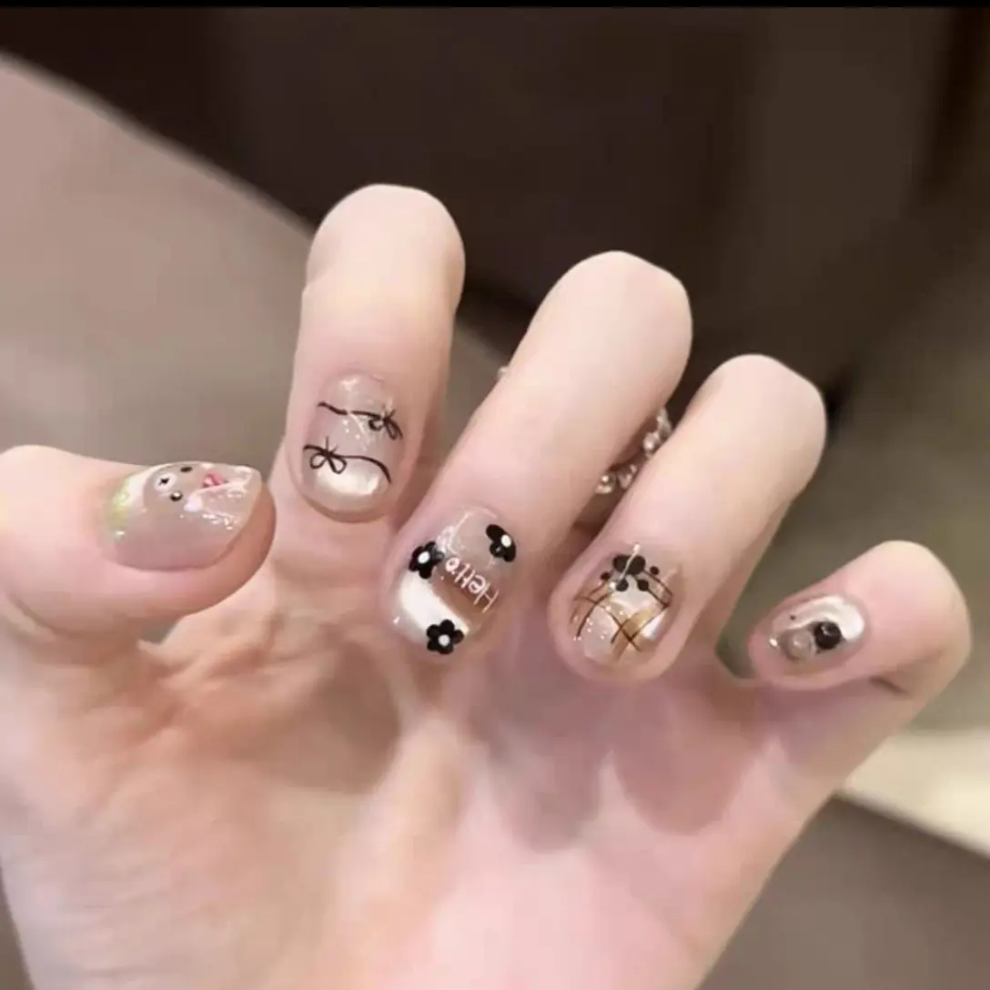 秋冬短款可爱卡通显白穿戴甲美甲贴片