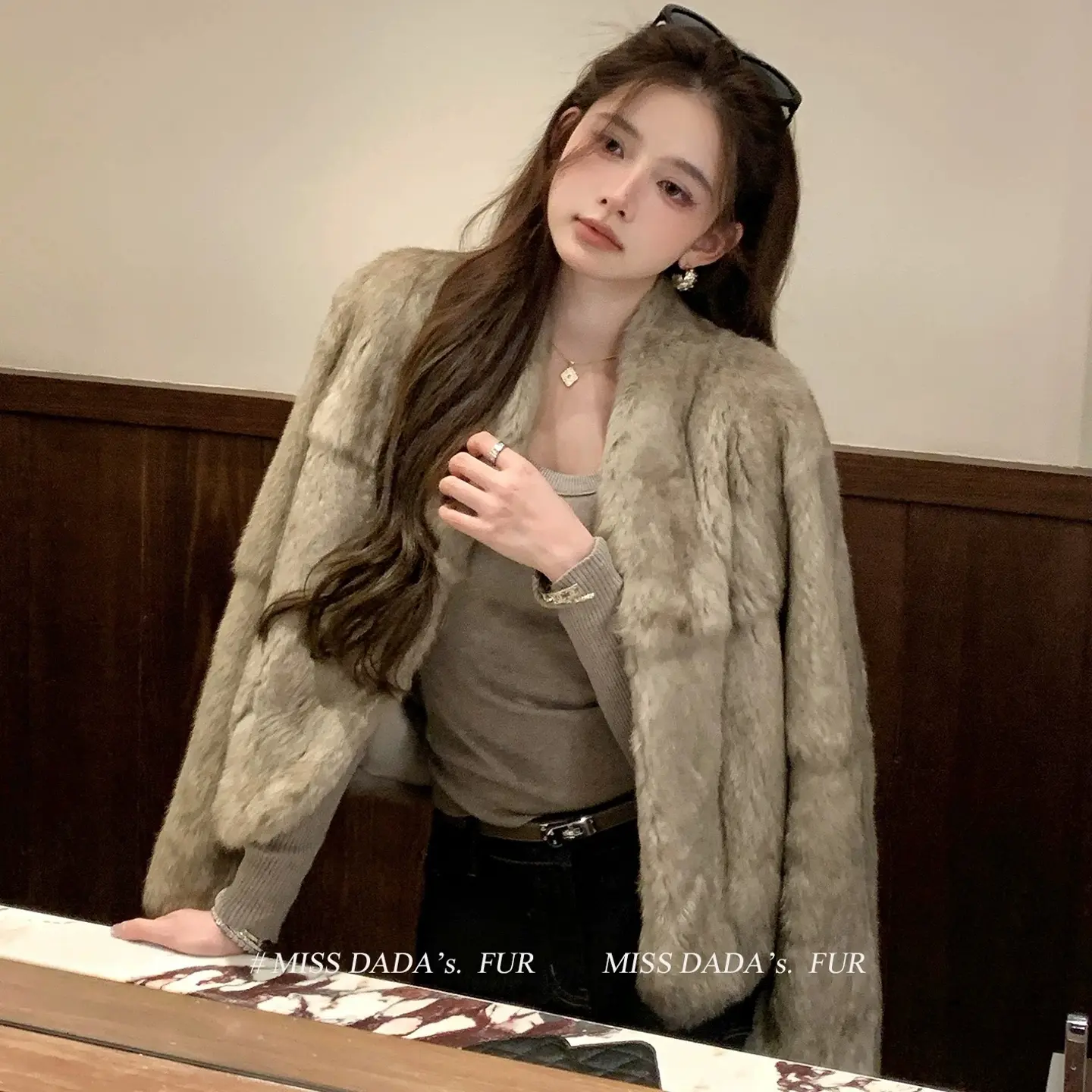 鎏金双色定染真短款V领冬季保暖兔毛皮草外套女