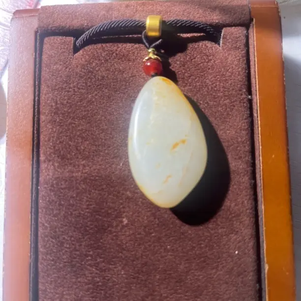 和田玉随形吊坠带洒金皮色男女款玉坠