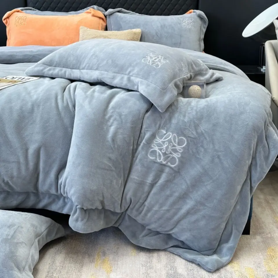 高端轻奢风牛奶棉绒加厚保暖刺绣纯色抗静电床上用品四件套