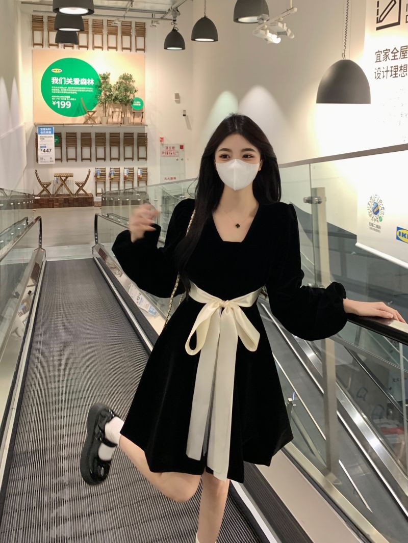 大码胖mm法式赫本风黑色连衣裙女秋冬新款蝴蝶结收腰显瘦丝绒裙子