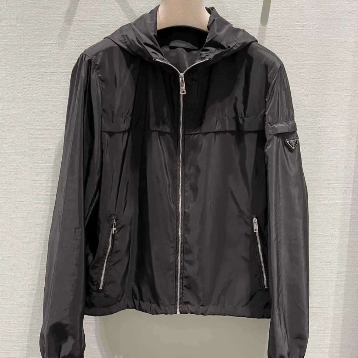 全新未使用 Prada/普拉达 男士薄款连帽三角标春秋短款夹克外套