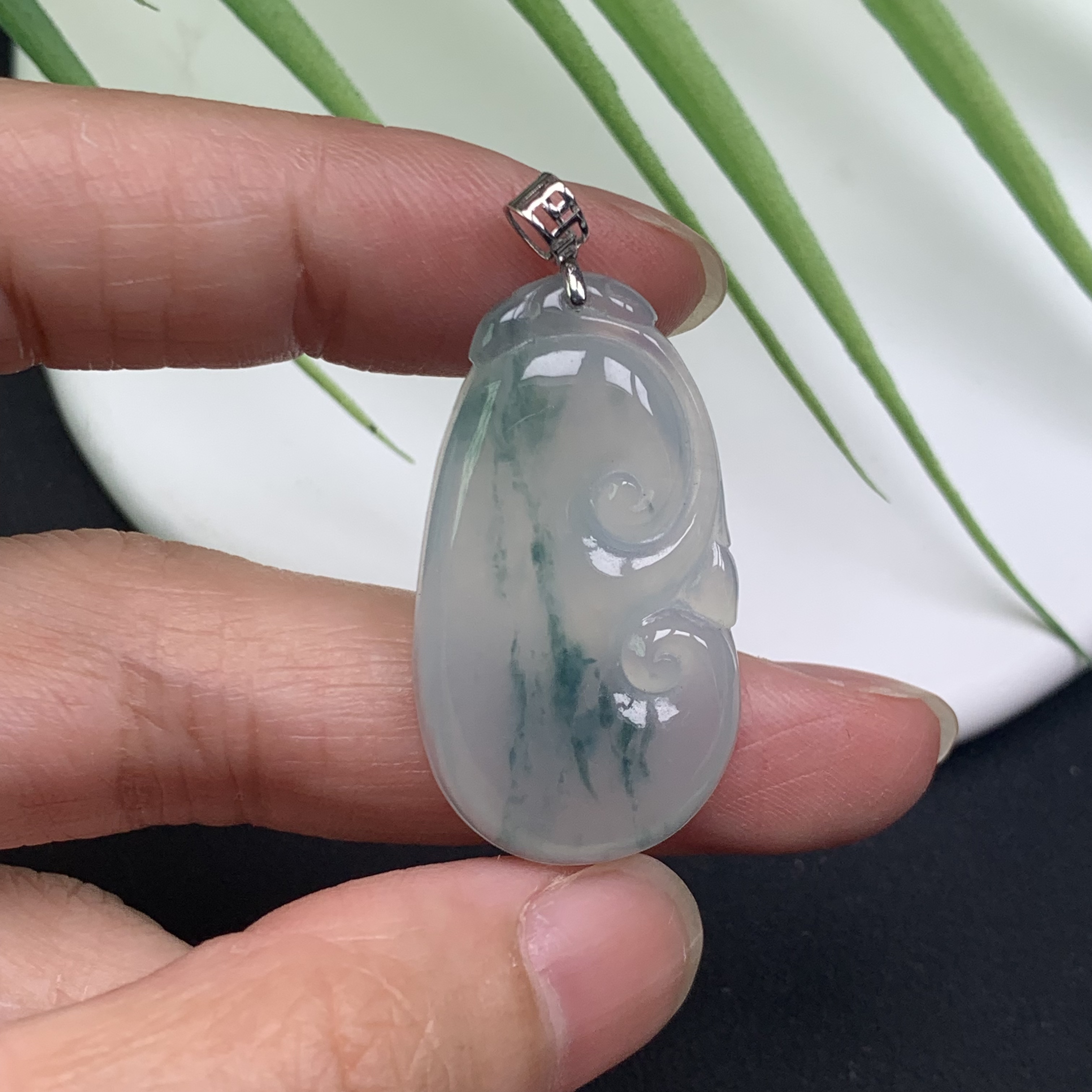 缅甸翡翠A货 冰胶起萤半山水飘花如意锁骨链吊坠尺寸34.2*19*4.9