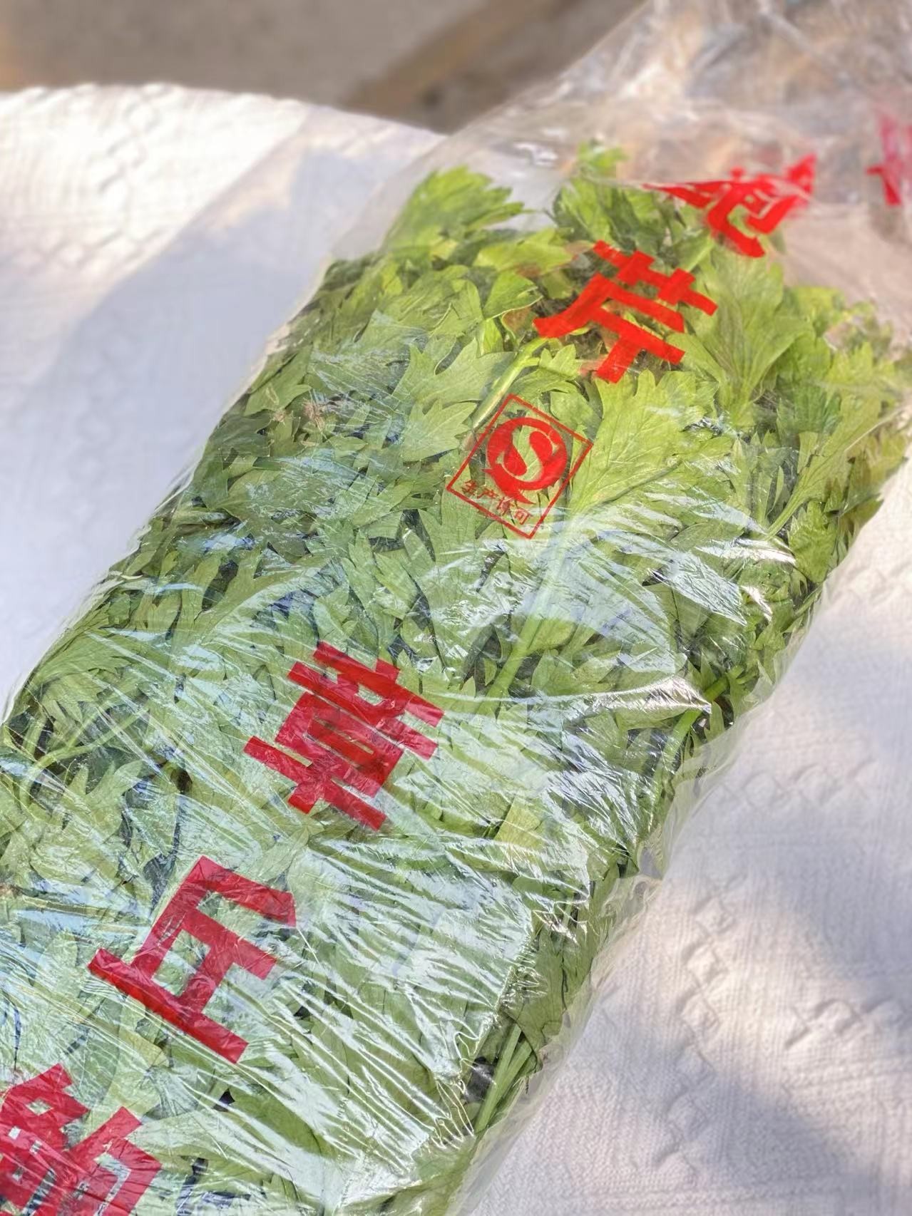 章丘鲍芹3斤装，芹香浓郁，嚼后无丝无渣，入口微甜，非常爽口❗  入口香脆微甘，嚼后无丝无渣。 纤维少，水分多
