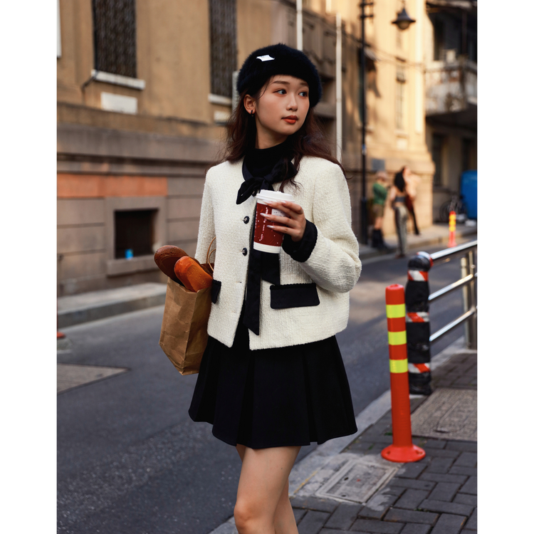 西町村屋小香风外套女2023冬设计感飘带领撞色短款外搭AD8219002